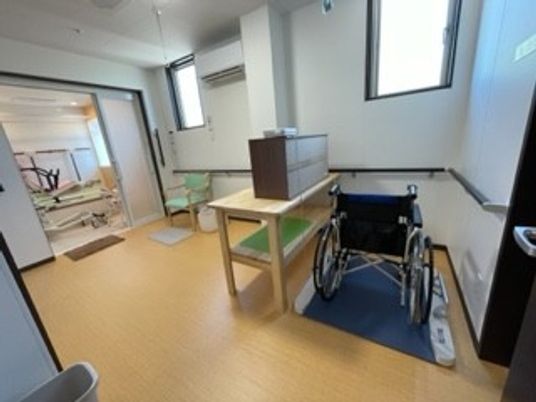 車椅子とテーブルの機能訓練室