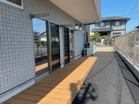 玄関スロープと外観