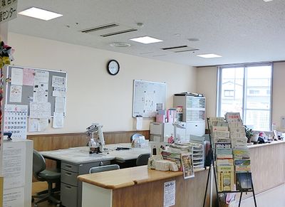 書類が並ぶ受付カウンター