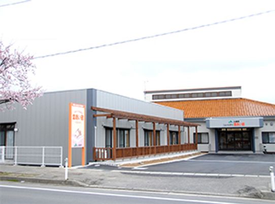 道路沿いの建物外観