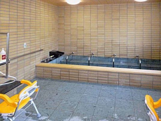 清潔な浴室の全景