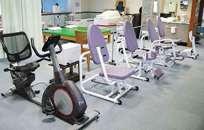 運動器具が並ぶ室内