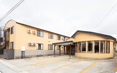 円形の窓がある建物外観