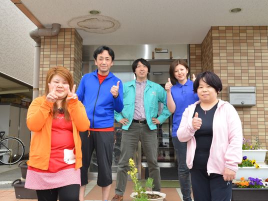 明るい表情のスタッフ集合