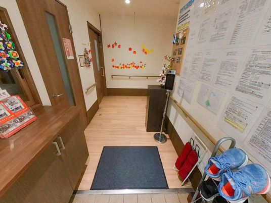 情報掲示のある廊下
