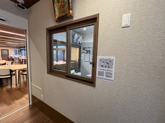 掲示物のある廊下