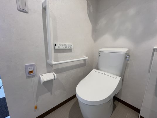 白い便器と手すりのトイレ