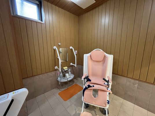自立支援用チェアの浴室