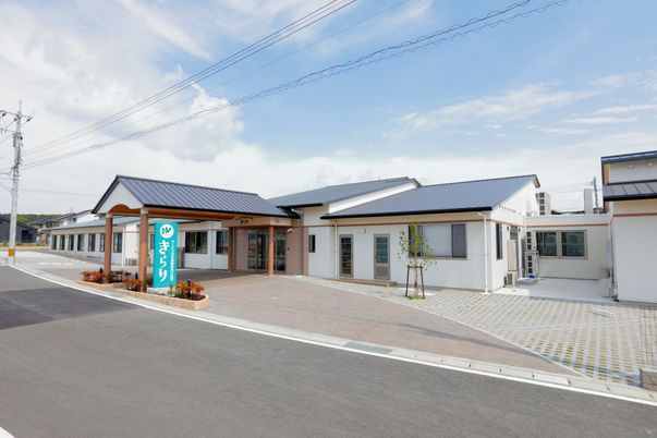 広々とした外観の施設