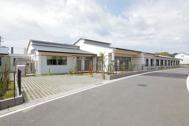 広々とした駐車場付き施設外観
