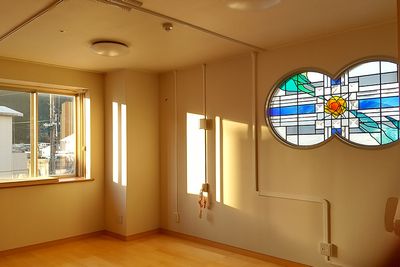 色鮮やかなステンドグラスの居室
