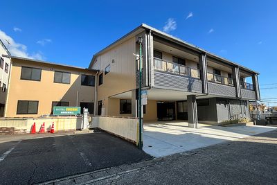 広い敷地の建物