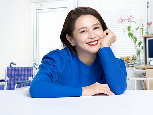 笑顔の女性と居室