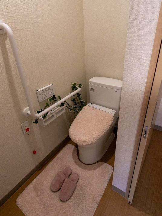 手すり完備のトイレ施設