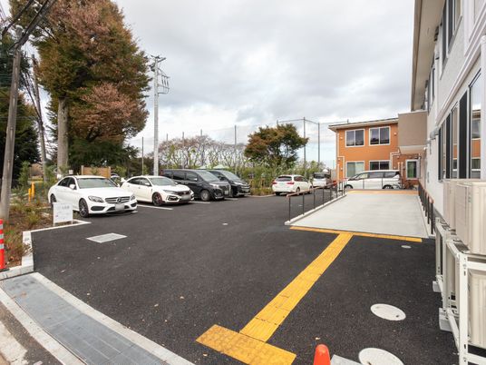 手入れされた駐車場と施設