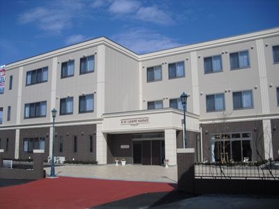 落ち着いた色合いの施設外観
