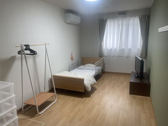 居室で寛ぐ利用者のサポート