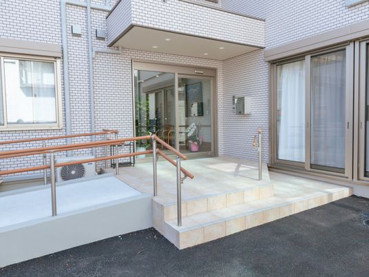 バリアフリー設計のエントランス