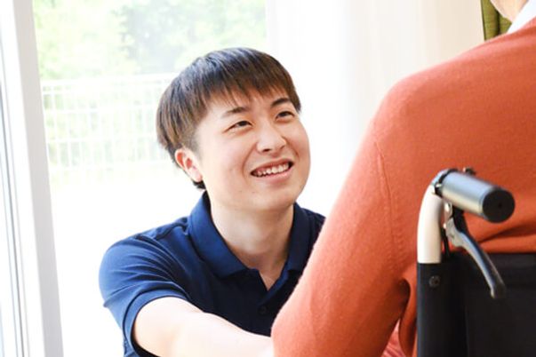 車椅子の利用者と笑顔の男性
