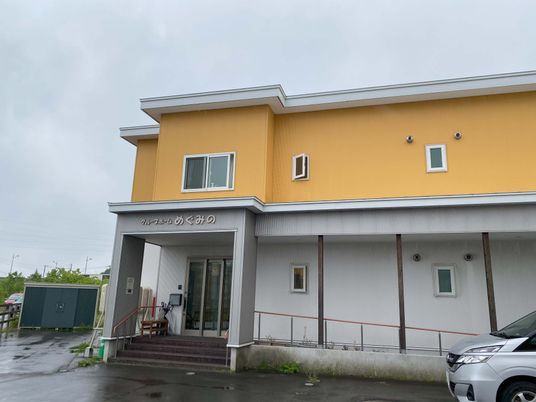 イエローの壁の建物外観