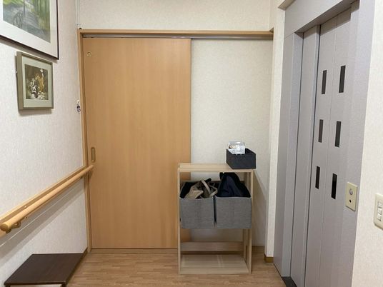 木目調の扉のある廊下