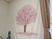 壁に掛かる桜のタペストリー