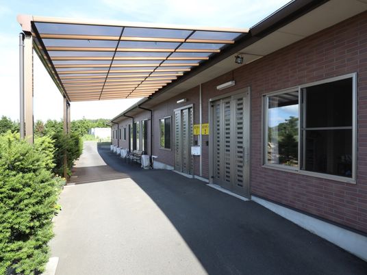 屋根付きの外回り通路