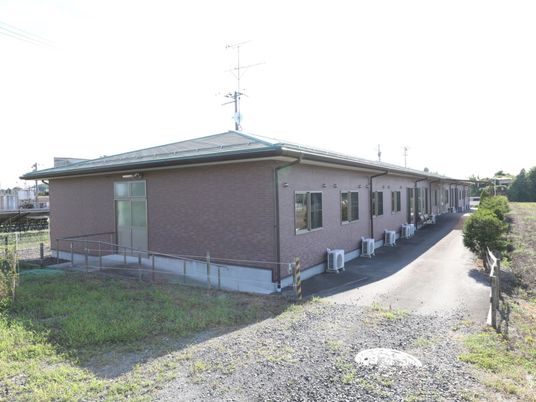 平屋建ての施設外観