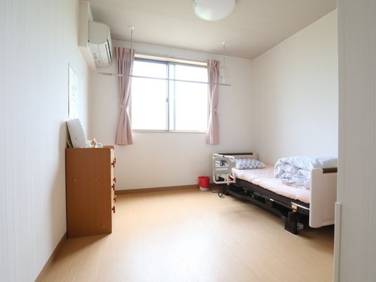 明るい個室の居室