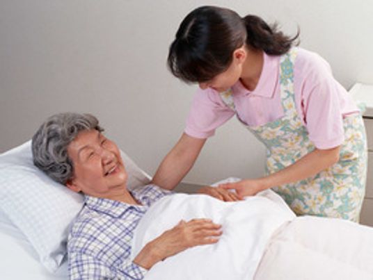 介護スタッフと利用者居室