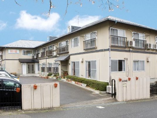 清潔感ある建物のエントランス