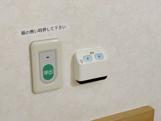 白壁に設置された呼出装置
