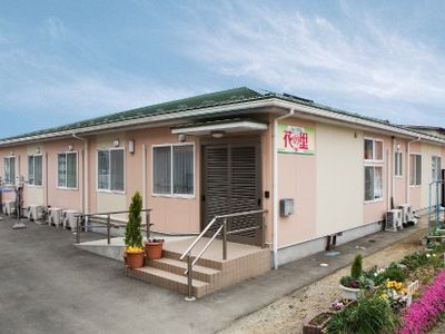 明るい外観の建物