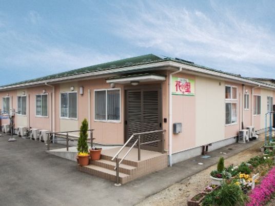 明るい外観の建物