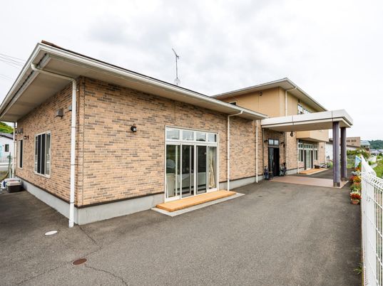 2階建ての施設外観