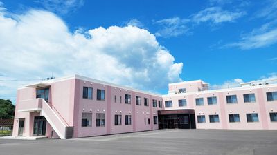 広々とした外観