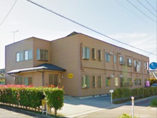 明るい外観の建物