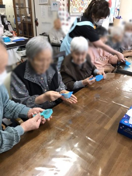 楽しむ高齢者たちの共有スペース