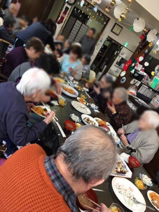 にぎやかなダイニングルーム