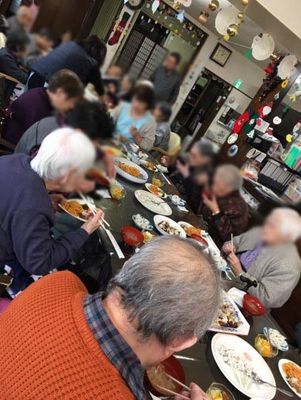 にぎやかなダイニングルーム