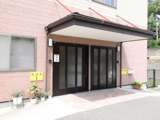 エントランス正面の外観