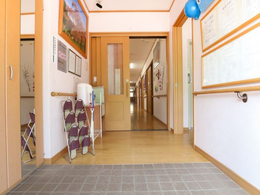 明るく清潔な廊下