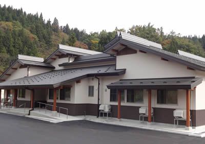 緑に囲まれた外観