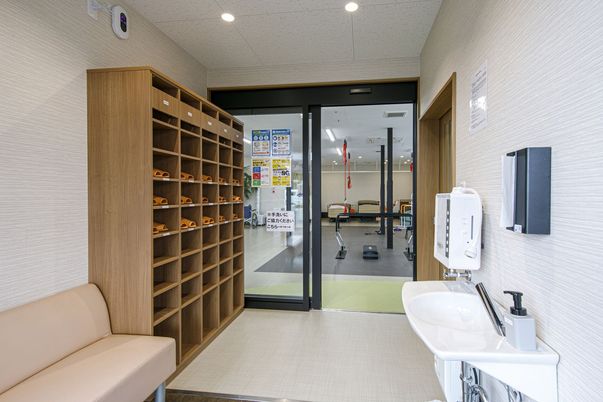 落ち着いた入口の廊下  