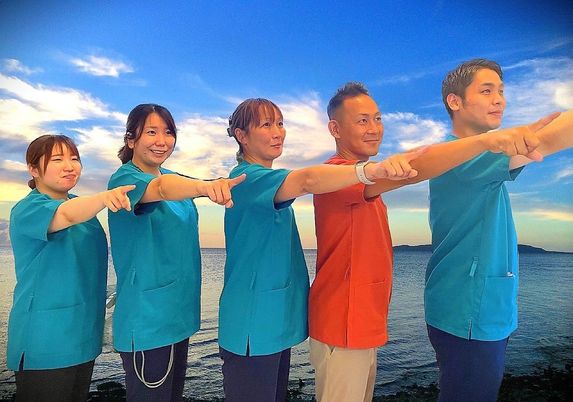 元気なスタッフのポーズ