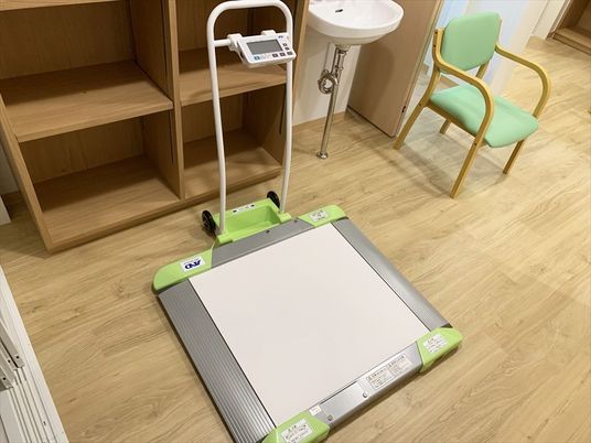 計測機器と椅子の居室  