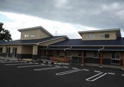 駐車場のある建物外観
