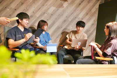会話する人々の居室