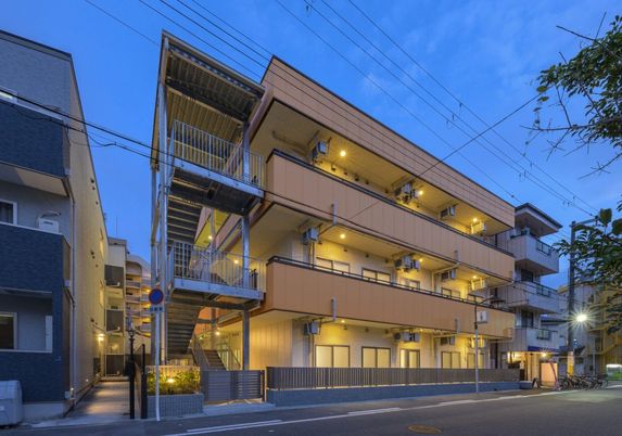 3階建ての建物外観