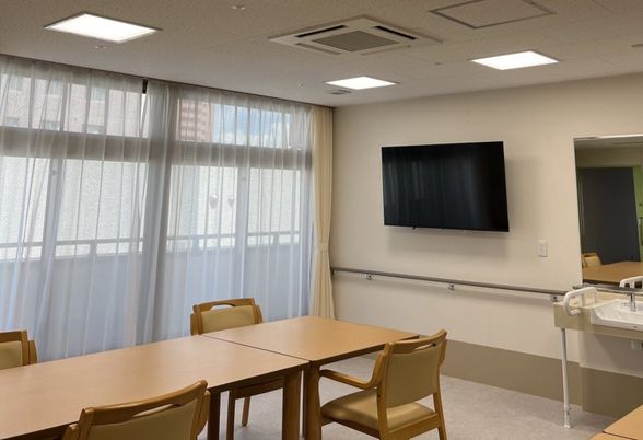 明るいテーブルと椅子の多目的室